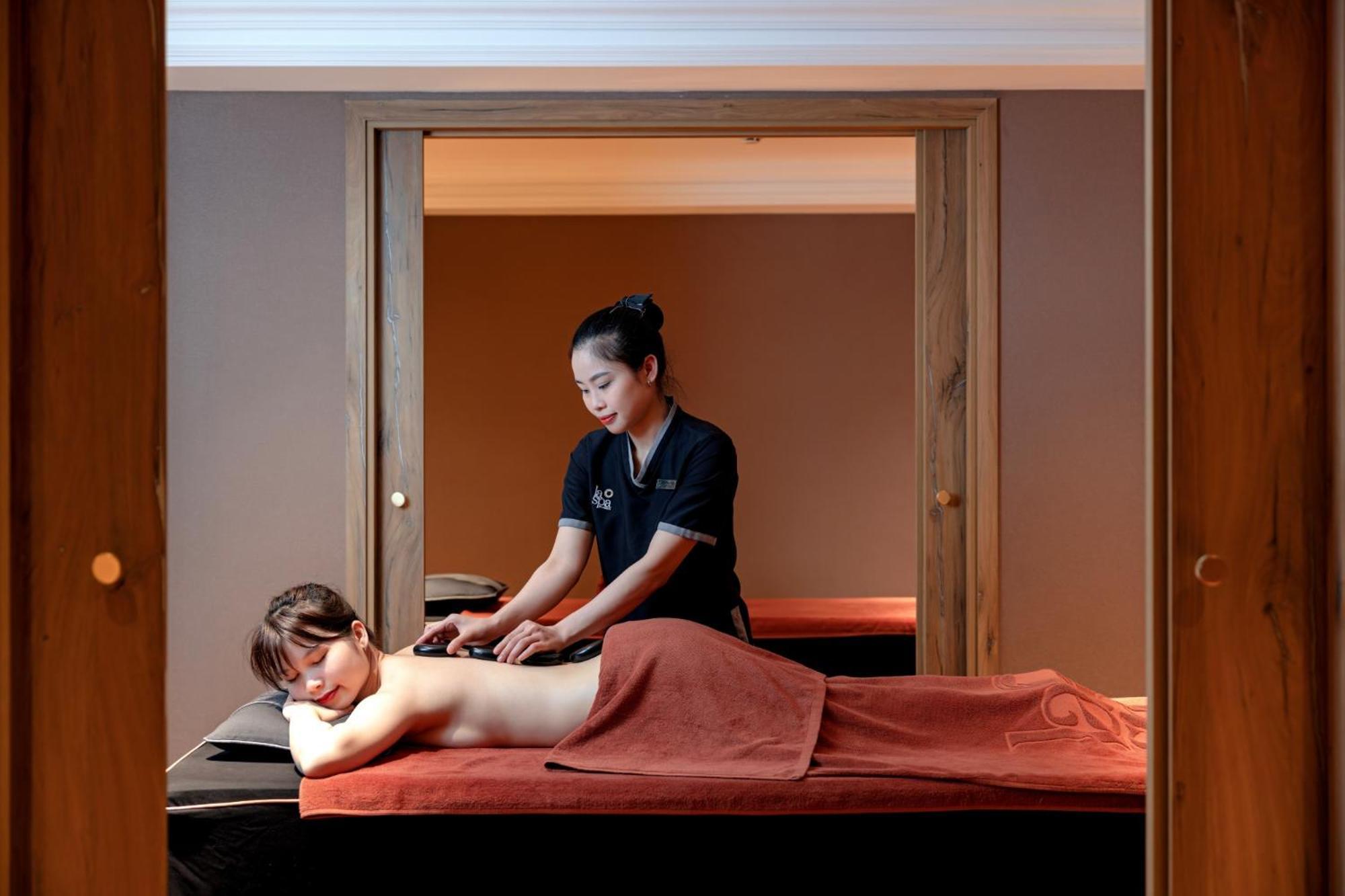 La Siesta Classic Hang Thung ฮานอย ภายนอก รูปภาพ A woman receiving a massage