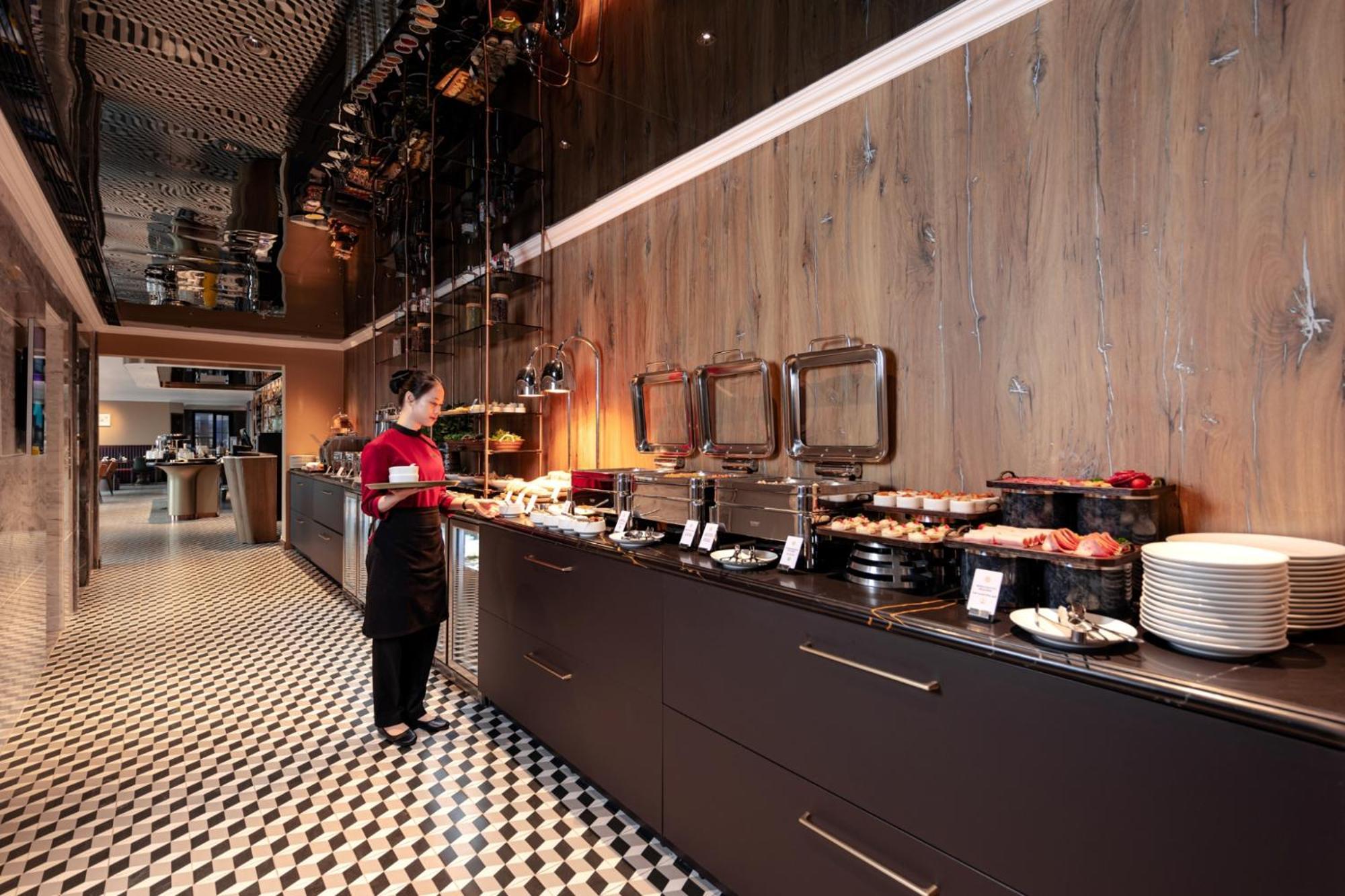 La Siesta Classic Hang Thung ฮานอย ภายนอก รูปภาพ The buffet at the lounge
